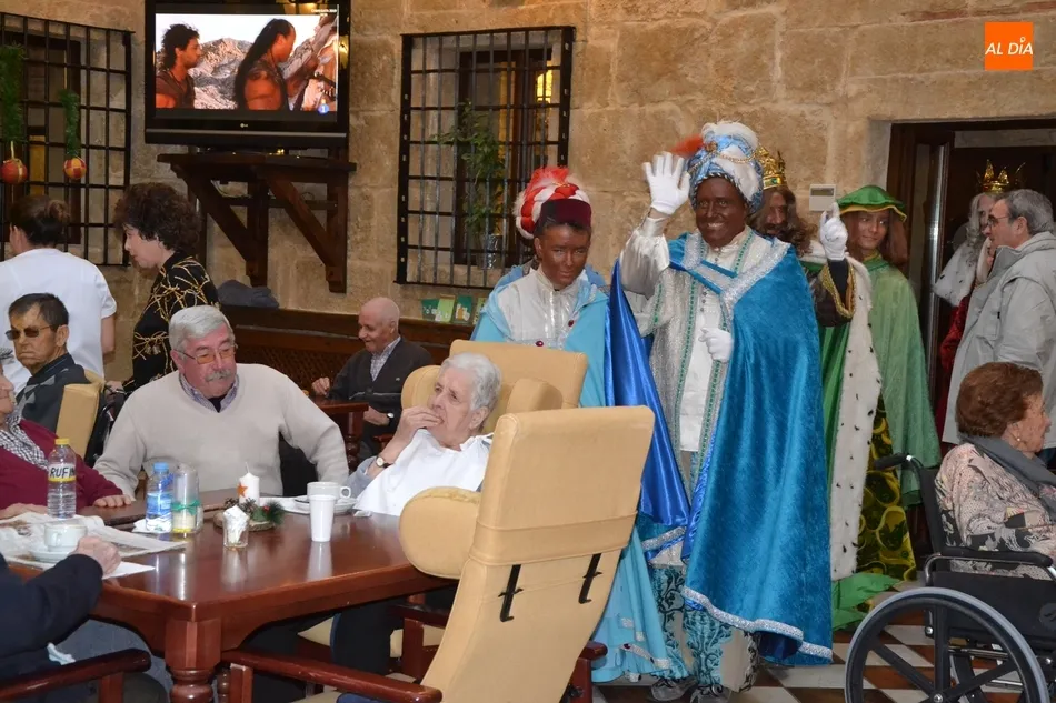Foto 10 - Animadas visitas de los Magos de Oriente a las residencias de mayores  