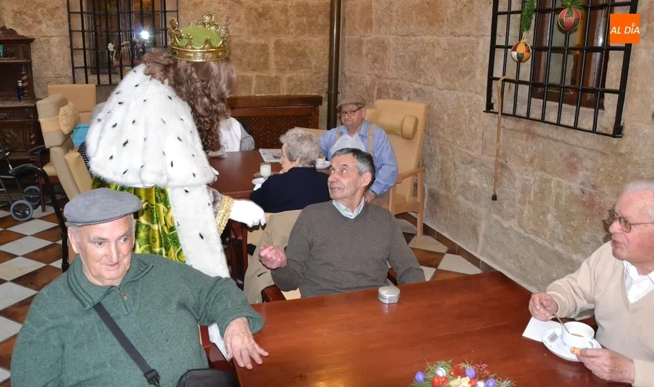 Foto 8 - Animadas visitas de los Magos de Oriente a las residencias de mayores  