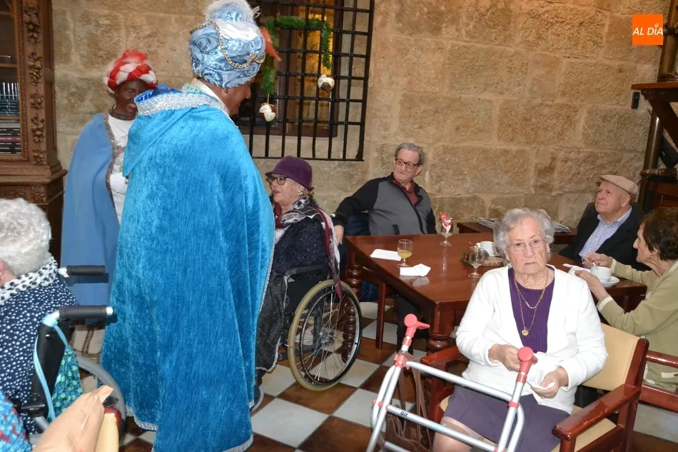 Foto 6 - Animadas visitas de los Magos de Oriente a las residencias de mayores  
