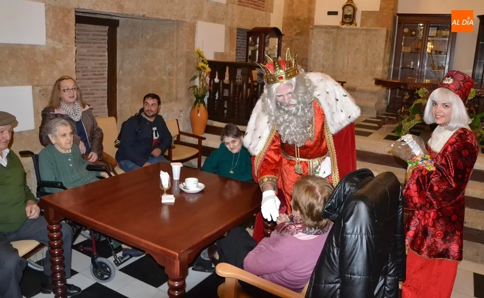 Foto 4 - Animadas visitas de los Magos de Oriente a las residencias de mayores  