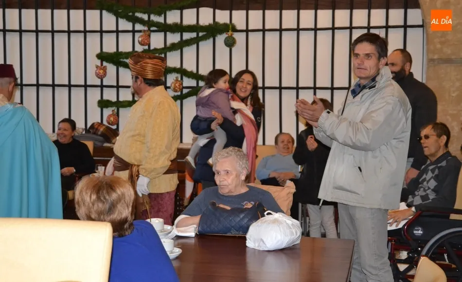 Foto 3 - Animadas visitas de los Magos de Oriente a las residencias de mayores  
