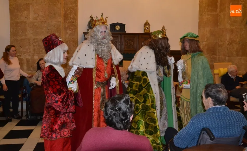 Foto 2 - Animadas visitas de los Magos de Oriente a las residencias de mayores  