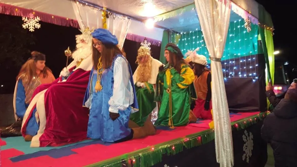 Foto 4 - Los j&oacute;venes gu&iacute;an a los Magos en su estancia en Sancti-Sp&iacute;ritus  