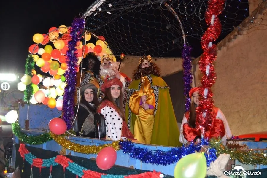 Reyes Magos y pajes han recorrido el pueblo en la carroza | Fotos: Marta Martín