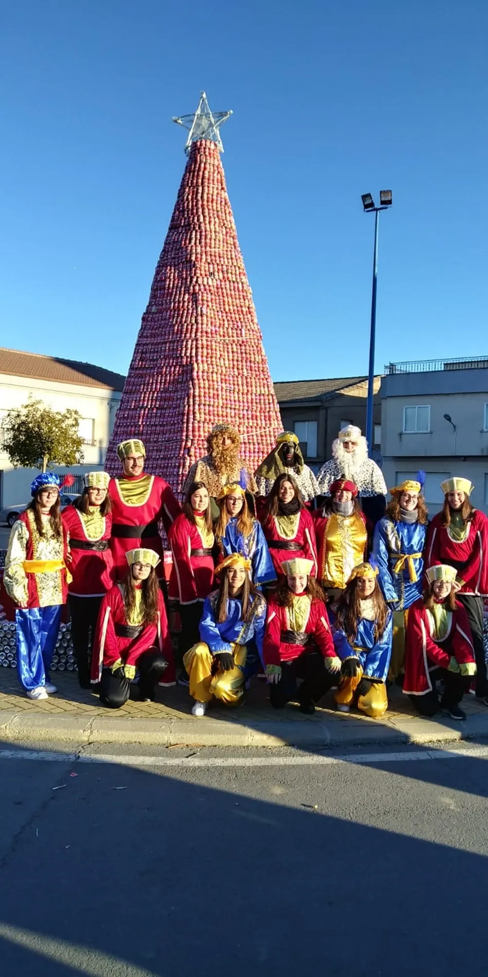 Foto 2 - Los Reyes Magos reparten ilusi&oacute;n y regalos en Villoruela