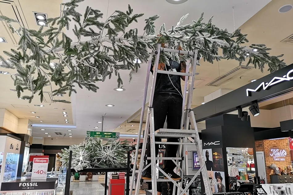 Retirada de la decoración navideña de El Corte Inglés