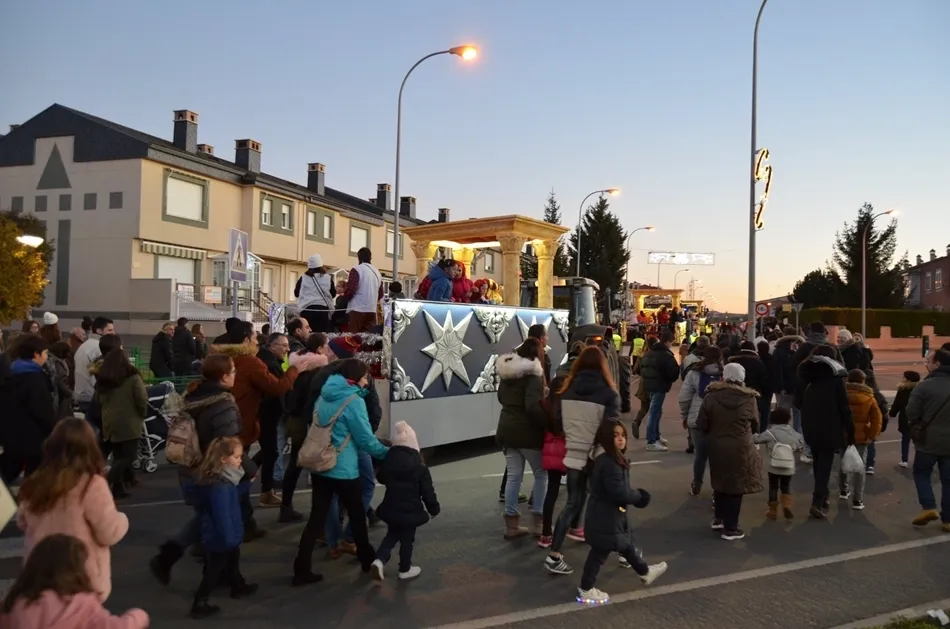 Foto 6 - Los Reyes Magos llegan a Villares de la Reina en sus nuevas carrozas