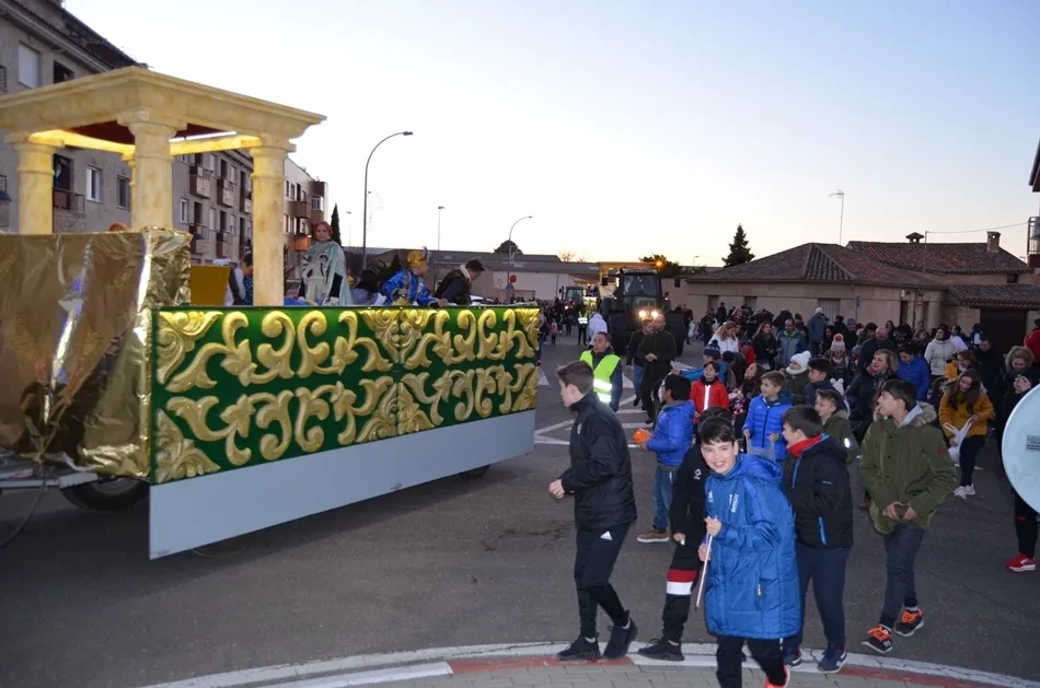 Foto 4 - Los Reyes Magos llegan a Villares de la Reina en sus nuevas carrozas