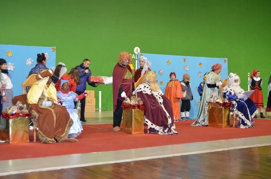 Foto 2 - Los Reyes Magos llegan a Villares de la Reina en sus nuevas carrozas