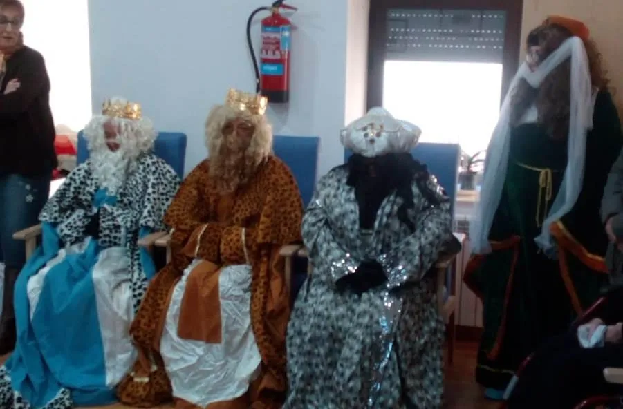 Foto 2 - Ni&ntilde;os y adultos reciben sus regalos en la Residencia de Pe&ntilde;aparda  
