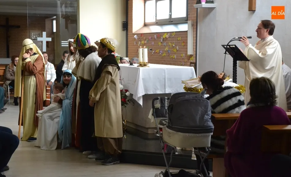 Foto 7 - La Parroquia de El Salvador escenifica el bel&eacute;n viviente  