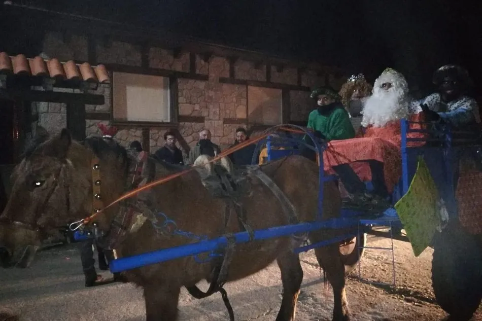 Foto 4 - Los Reyes Magos recorren en carro Valderrodrigo para entregar los juguetes  