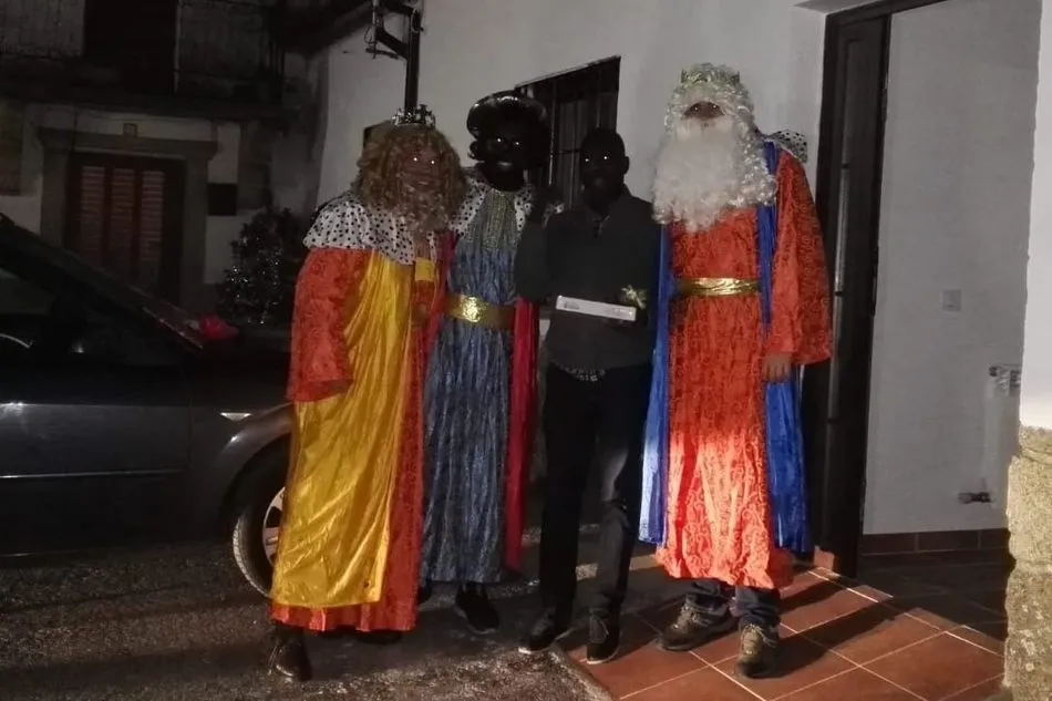 Foto 3 - Los Reyes Magos recorren en carro Valderrodrigo para entregar los juguetes  