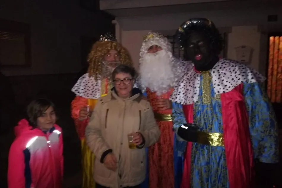 Foto 2 - Los Reyes Magos recorren en carro Valderrodrigo para entregar los juguetes  
