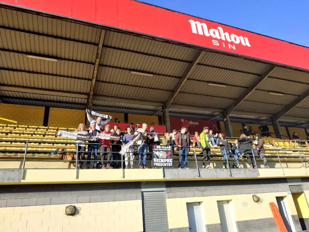 Foto 2 - El R&aacute;pido de Bouzas baja a Unionistas de la nube (4-1)
