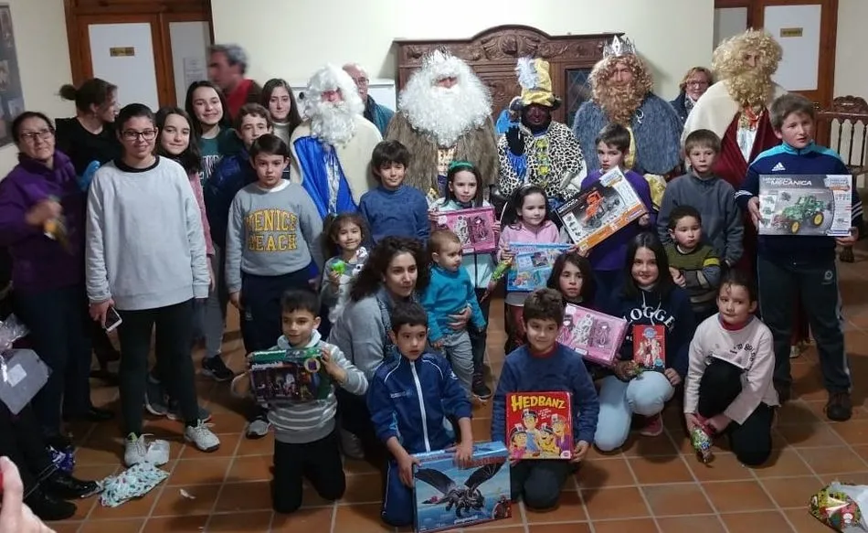 Melchor, Gaspar y Baltasar repartieron regalos y chuches entre los más pequeños