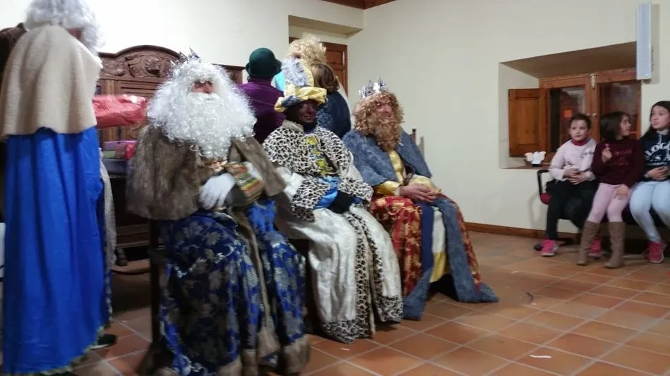 Foto 4 - Melchor, Gaspar y Baltasar llegan cargados de regalos a Sobradillo  