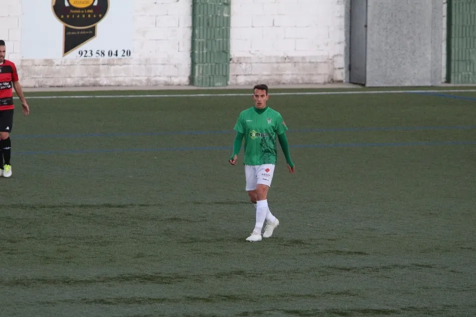 Foto 2 - Fr&iacute;o empate sin goles entre Guijuelo e Internacional de Madrid (0-0)