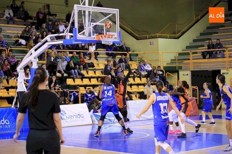 Acción del partido entre Perfumerías Avenida y el Valencia Basket