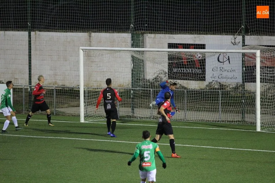 Foto 11 - Fr&iacute;o empate sin goles entre Guijuelo e Internacional de Madrid (0-0)