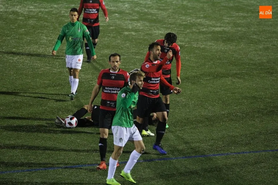Foto 10 - Fr&iacute;o empate sin goles entre Guijuelo e Internacional de Madrid (0-0)