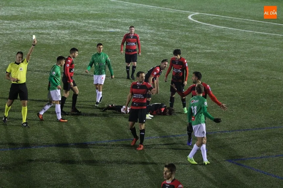 Foto 9 - Fr&iacute;o empate sin goles entre Guijuelo e Internacional de Madrid (0-0)