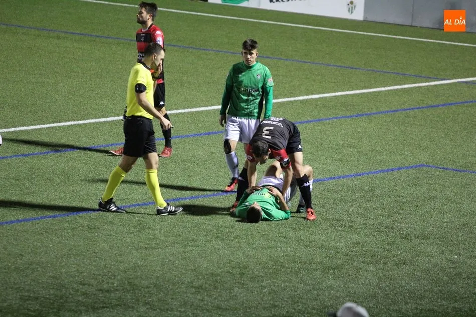 Foto 7 - Fr&iacute;o empate sin goles entre Guijuelo e Internacional de Madrid (0-0)