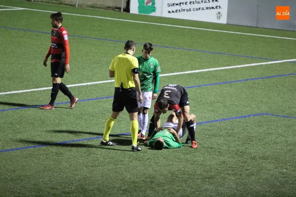 Foto 6 - Fr&iacute;o empate sin goles entre Guijuelo e Internacional de Madrid (0-0)