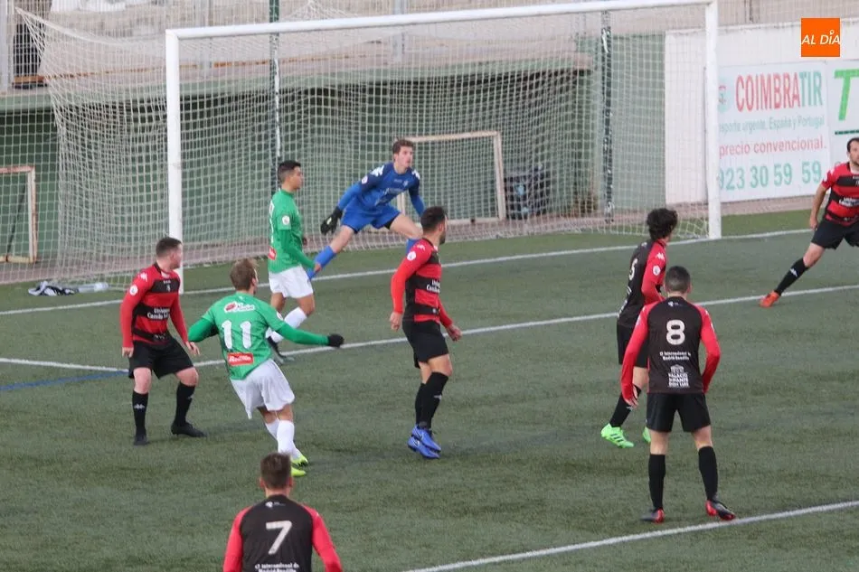 Foto 5 - Fr&iacute;o empate sin goles entre Guijuelo e Internacional de Madrid (0-0)