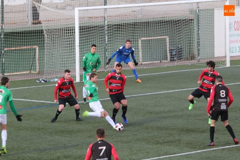 Foto 4 - Fr&iacute;o empate sin goles entre Guijuelo e Internacional de Madrid (0-0)