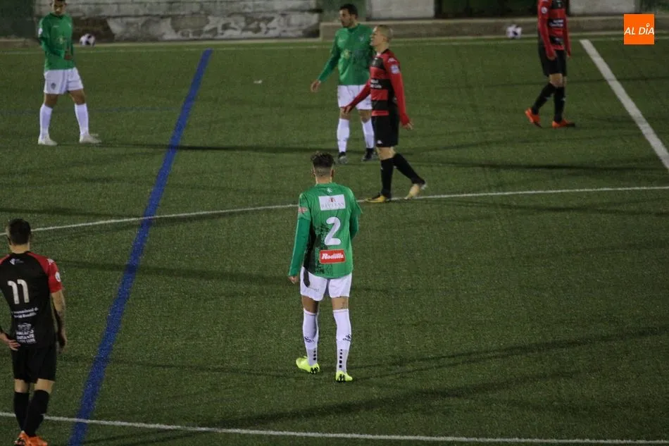 Foto 3 - Fr&iacute;o empate sin goles entre Guijuelo e Internacional de Madrid (0-0)