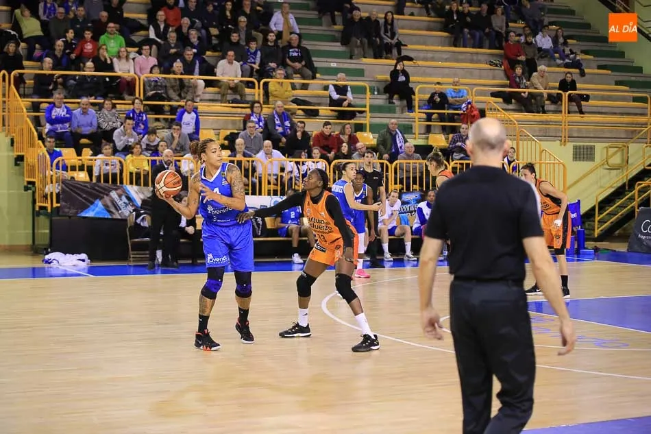 Foto 10 - Perfumer&iacute;as Avenida impone su ley ante el Valencia Basket (69-59)