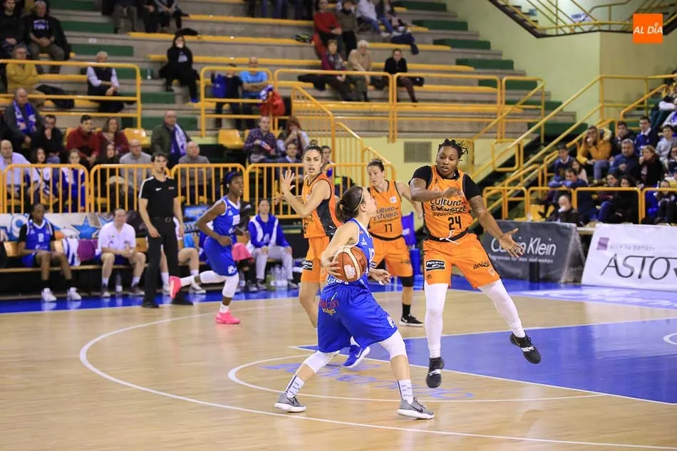 Foto 7 - Perfumer&iacute;as Avenida impone su ley ante el Valencia Basket (69-59)