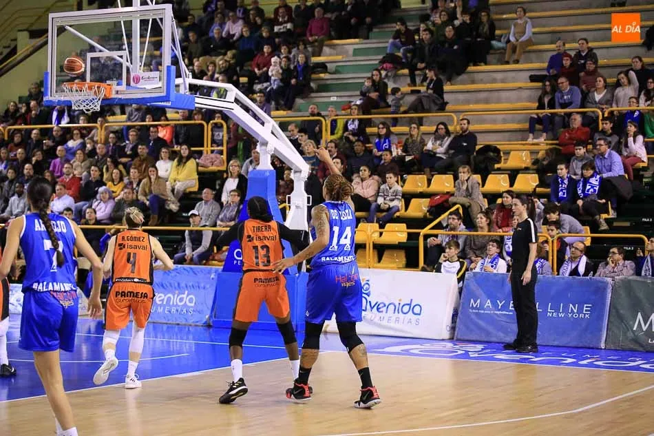 Foto 6 - Perfumer&iacute;as Avenida impone su ley ante el Valencia Basket (69-59)