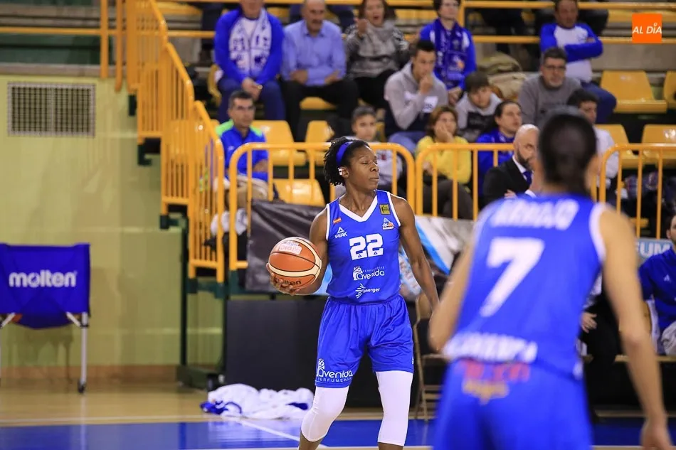 Foto 5 - Perfumer&iacute;as Avenida impone su ley ante el Valencia Basket (69-59)