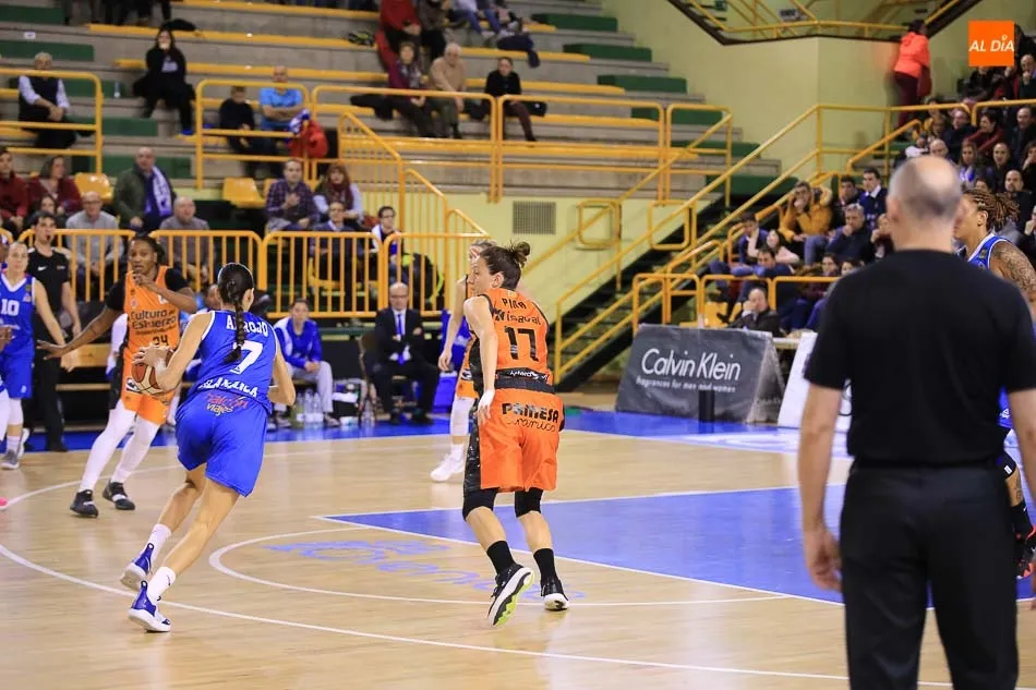 Foto 4 - Perfumer&iacute;as Avenida impone su ley ante el Valencia Basket (69-59)