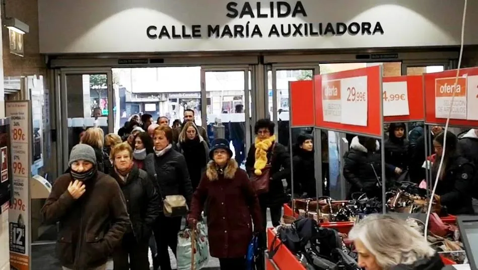 Entrada de clientes en esta primera jornada de las rebajas en El Corte Inglés de Salamanca
