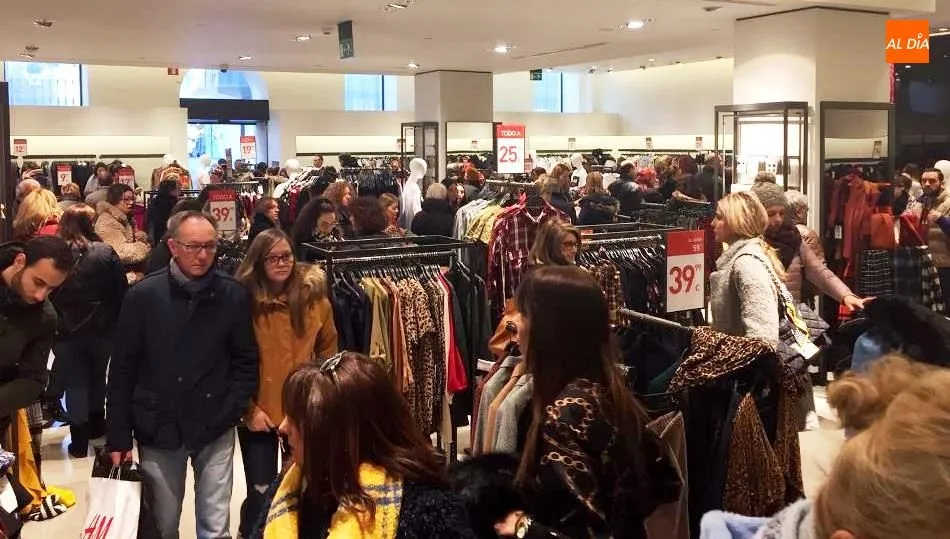 Rebajas en una de las tiendas de Zara en Salamanca. Foto de Lydia González