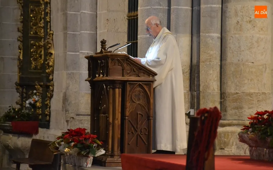Foto 4 - La Subida de San Sebasti&aacute;n brinda una imagen in&eacute;dita con varias concejalas portando al Santo  