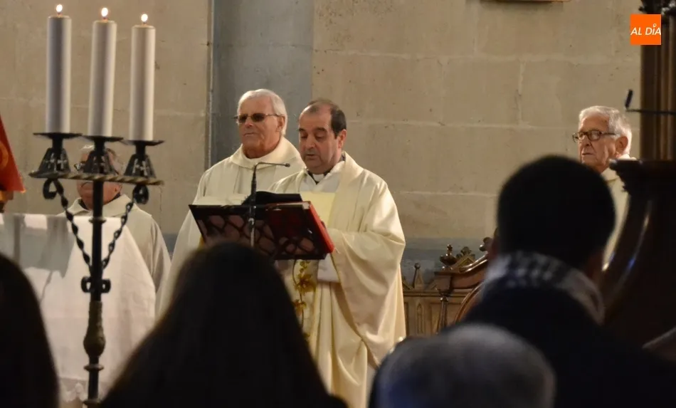 Foto 2 - La Subida de San Sebasti&aacute;n brinda una imagen in&eacute;dita con varias concejalas portando al Santo  