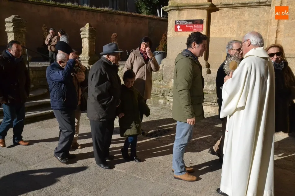 Foto 6 - La Subida de San Sebasti&aacute;n brinda una imagen in&eacute;dita con varias concejalas portando al Santo  