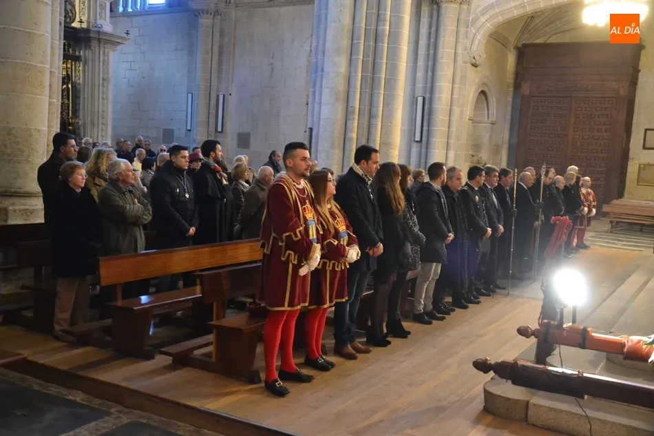 Foto 3 - La Subida de San Sebasti&aacute;n brinda una imagen in&eacute;dita con varias concejalas portando al Santo  