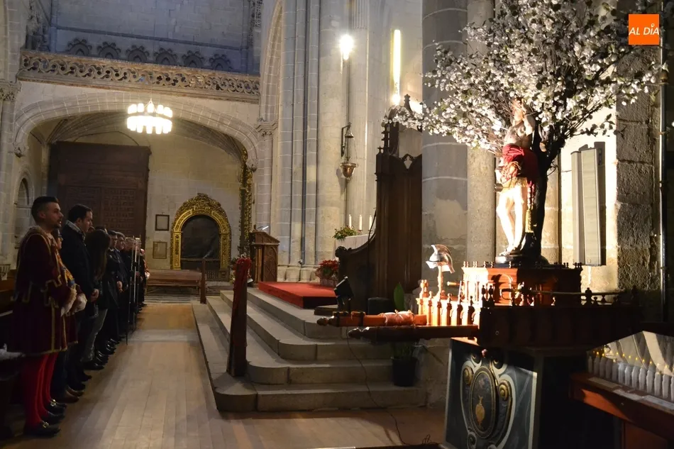 Foto 5 - La Subida de San Sebasti&aacute;n brinda una imagen in&eacute;dita con varias concejalas portando al Santo  
