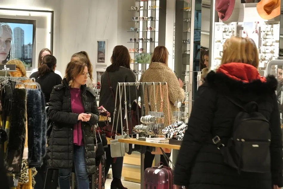 Foto 11 - Gran afluencia de p&uacute;blico en la primera jornada de rebajas del Centro Comercial El Tormes    &nbsp;  