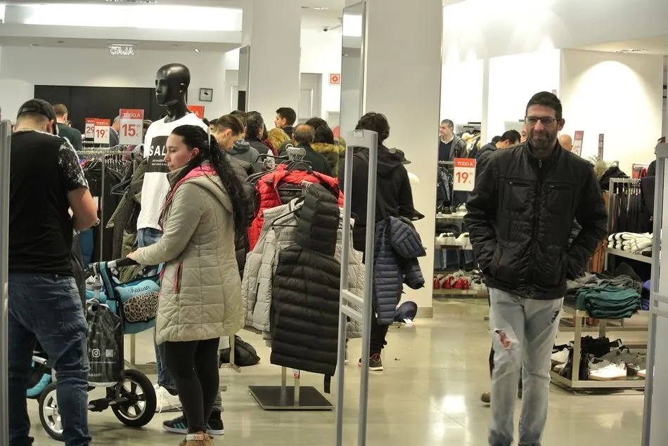 Foto 10 - Gran afluencia de p&uacute;blico en la primera jornada de rebajas del Centro Comercial El Tormes    &nbsp;  
