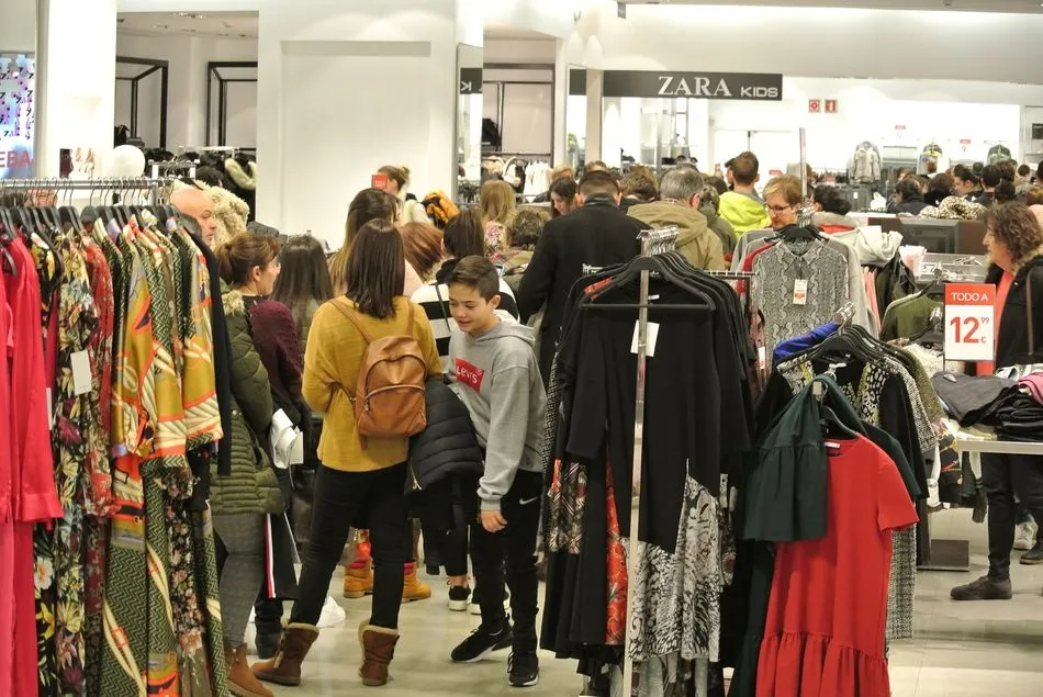 Foto 9 - Gran afluencia de p&uacute;blico en la primera jornada de rebajas del Centro Comercial El Tormes    &nbsp;  