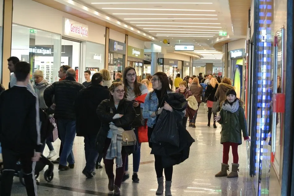 Foto 7 - Gran afluencia de p&uacute;blico en la primera jornada de rebajas del Centro Comercial El Tormes    &nbsp;  