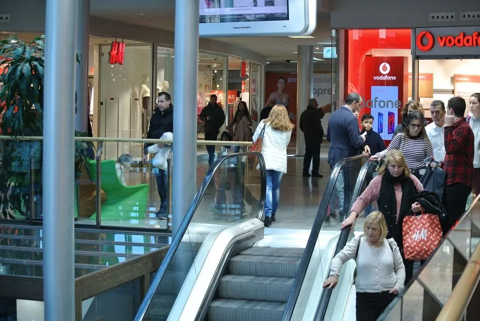Foto 6 - Gran afluencia de p&uacute;blico en la primera jornada de rebajas del Centro Comercial El Tormes    &nbsp;  