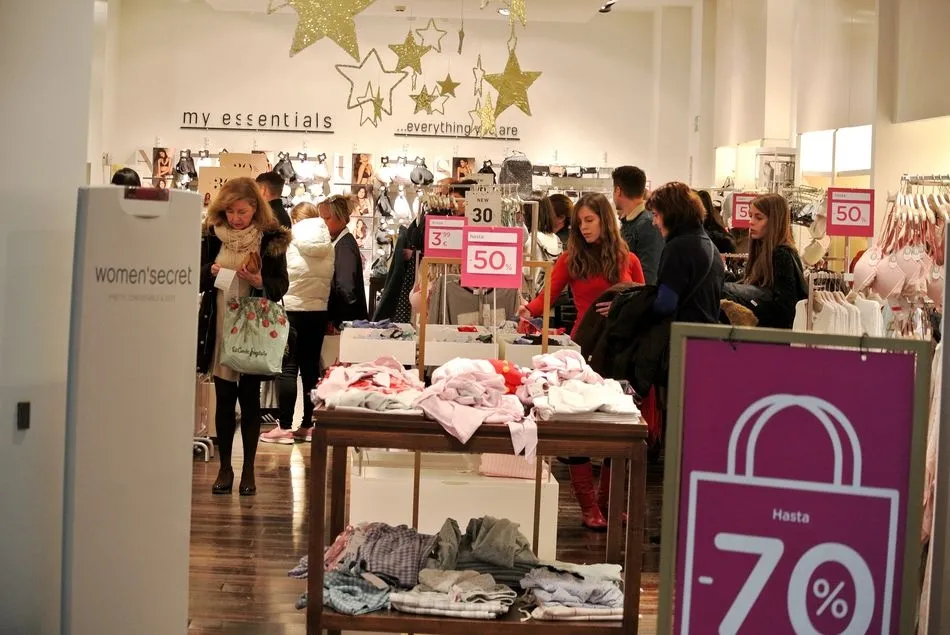 Foto 5 - Gran afluencia de p&uacute;blico en la primera jornada de rebajas del Centro Comercial El Tormes    &nbsp;  