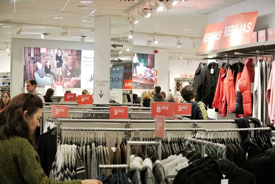 Foto 4 - Gran afluencia de p&uacute;blico en la primera jornada de rebajas del Centro Comercial El Tormes    &nbsp;  